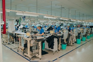 富牌工业区一家日资企业的纺织品服装生产。