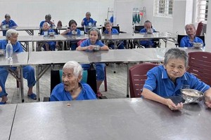  岘港市和庆坊一所社会辅助中心内生活的老人。