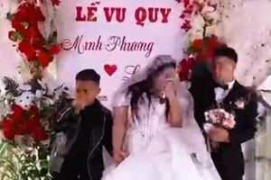  婚礼进行期间新娘新郎遭泼虾酱的画面。