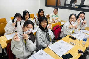 学生手上持着AI生成形象，穿越二十四孝故事，成为传统文化课堂主角。