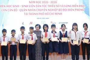 学生获韦阿英奖学金。