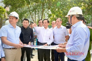 胡志明市市委书记陈留光检查春和坊武文秦街8号地块施工进度。