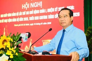 市人委会主席阮文得在会上发表开幕讲话。