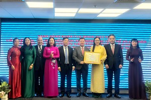 胡志明市各友好组织联合会获越南各友好组织联合会主席团颁授奖状。