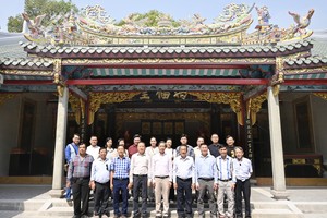 义安会馆理事会和乡亲合照留念。