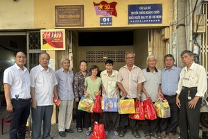 胡志明市华人抗战传统俱乐部“迎春庆党”关爱清寒会员