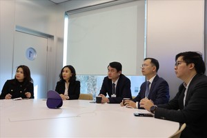 越南外交部副部长黎英俊（中）和越南代表团出席世界经济论坛2026年年会。