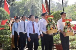 胡志明市领导代表团前往杭阳陵园女英雄武氏六墓前致祭。