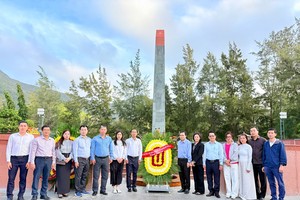 胡志明市人民议会工作代表团前往杭阳陵园致祭。