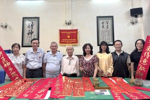 华人书法家集体为2月8日“慈善挥春”活动准备就绪