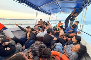 1月26日，在菲律宾巴西兰省附近海域，幸存者在救援船上休息。