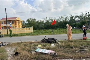 1月22日，职能力量封锁现场，调查发生在顺化市风广坊路段、造成4人伤亡的严重交通事故原因。