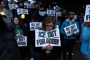 1月25日，在美国加利福尼亚州旧金山，人们为亚历克斯•普雷蒂举行烛光悼念活动。