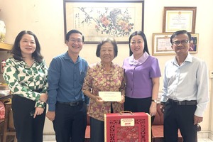 市委宣教与民运处代表团探望华人革命老前辈李金梅。