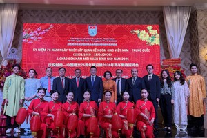 中国驻胡志明市总领事唐立与市越中友协执委会合照留念。