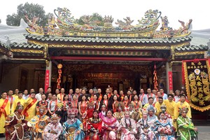 义安会馆全体理事会与嘉宾庆祝橡义词万福堂重新修缮竣工。