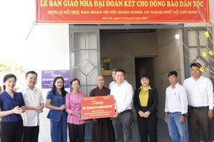 胡志明市潮州义安会馆向少数民族同胞移交“大团结”住房。