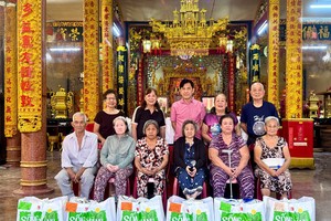 海南会馆理事会成员向贫困乡亲赠送岁暮物资。