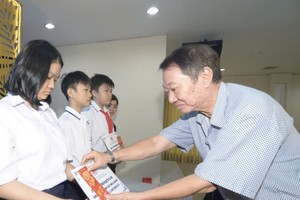 庆云南院住持向孤儿颁发礼物。