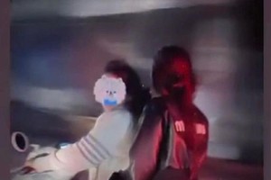 两名少女L.R.O.H.T.与L.T.N.H.不戴安全帽，夜间高速驾驶摩托车。