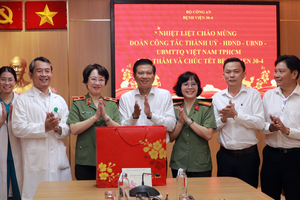 市人民议会副主席陈文俊走访慰问4·30医院。