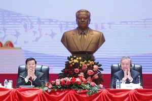 党中央总书记苏林与老挝总书记、国家主席通伦·西苏里主持召开党“十四大”成果通报会。