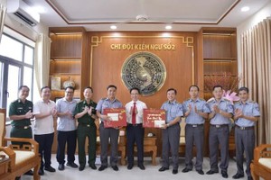 市委副书记邓明通慰问2号渔检支队。