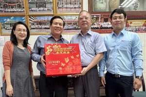 本报领导向穗城会馆理事会拜年。