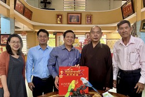 本报领导向龙华寺释慧功和尚致以新春祝福。