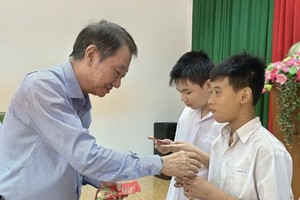 庆云南院向贫困生赠送新年礼物。