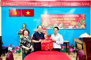 《西贡解放报》华文电子版领导拜访市各少数民族文学艺术协会。 