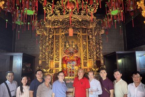 恭换神袍仪式结束后，福建二府会馆理事会在本头公前合影留念。