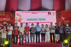 义安会馆向平仙坊贫困乡亲赠送新年礼物。