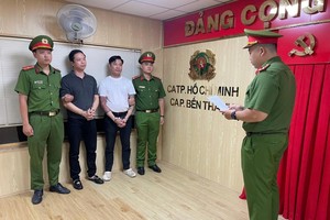  马青（左二）与吴维东听取宣读拘捕令。