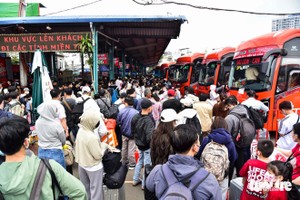  2月12日下午，胡志明市安乐坊西区车站方庄客运公司候车区人山人海。