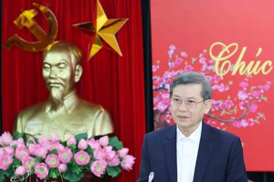 党中央政治局委员、党中央书记处书记、中央内政部部长、中央反腐败反浪费反消极指导委员会常务副主任、专题方案指导委员会常务副主任黎明智。