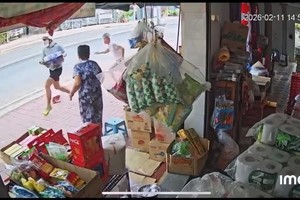 一年轻人抱着啤酒箱逃离现场。