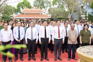 胡志明市代表团敬献鲜花、上香缅怀人民武装力量英雄武氏六。