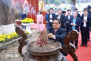 政府总理范明政在升龙皇城敬香缅怀先贤。