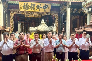 义安会馆理事会和乡亲再关帝庙参拜。