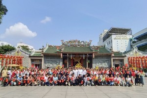 潮州义安会馆理事会与大学生合照留念。