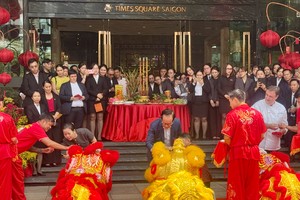 时代广场股份公司举行节后开张仪式。