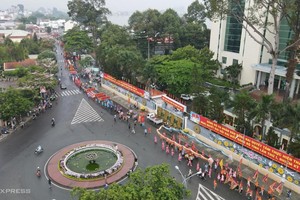 近1000人参与同奈省恭迎关圣帝君巡游活动。