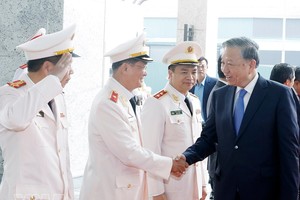 党中央总书记走访慰问公安部安全调查局干部战士。