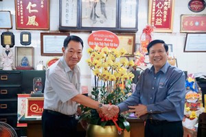 《西贡解放报》慰问庆云南院慈善诊所。