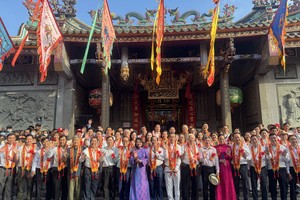 义安会馆理事会成员与贵宾在恭迎关帝巡游前合照。