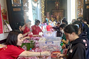 上万善信到义安会馆关帝庙“借富”