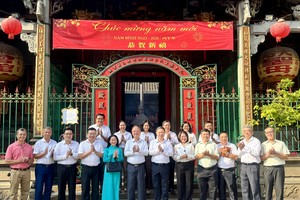 市委宣教与民运处主任杨英德和代表团与穗城会馆理事会留念。