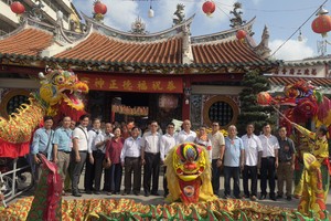 二府会馆理事会、嘉宾和金龙团代表合影。