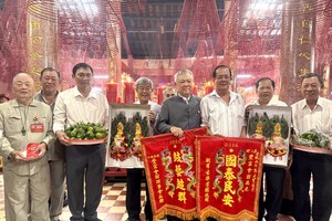 丰富会馆理事会与潮群古乐业团代表合影。